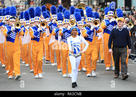 London, Großbritannien. UK. 01 Jan, 2019. London, Großbritannien. 1. Jan 2019. Einer US-amerikanischen High School marching band unterhält die Massen. London's New Year's Day Parade 2019, oder LNYDP, verfügt nur über 10.000 Teilnehmer aus den USA, UJ und Europa in Marching Bands, jubeln führenden Squads, themed schwebt vom Londoner Bezirken, und viele andere Gruppen. Die Route verläuft vom Piccadilly über beliebte Sehenswürdigkeiten wie Trafalgar Square in Richtung Whitehall in London jedes Jahr. Credit: Imageplotter Nachrichten und Sport/Alamy leben Nachrichten Stockfoto