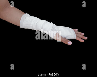 Mullbinde Patient mit Hand wickeln Verletzungen auf schwarzem Hintergrund isoliert und Freistellungspfad Stockfoto