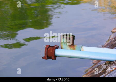 Abwasserrohr pvc. Verschmutzung des Flusses Stockfoto