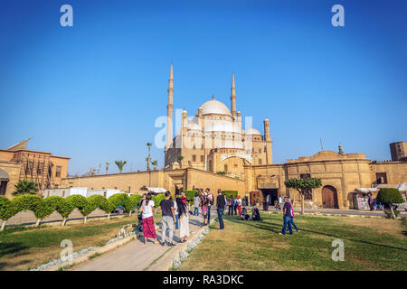 Kairo, Ägypten - Nov 3 2018 - große Gruppe von Touristen vor der Moschee des Mohammed Ali in einem Blur himmel Tag Stockfoto