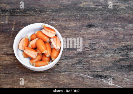 Würstchen gekochte weiße Schüssel auf dem hölzernen Hintergrund. Stockfoto