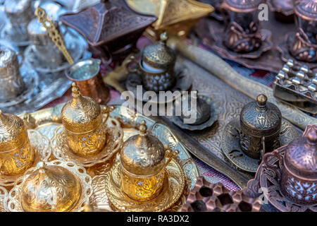 Teekanne mit arabischen Design in Kupfer und verschiedenen Farben Stockfoto