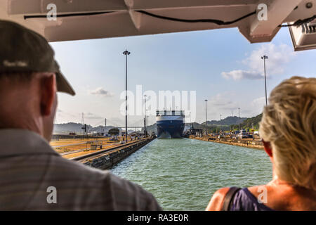 Panama Canal, Panama - Mar 11 2018-Touristen ein riesiges Schiff eine der Kanal sperren in einem blauen Himmel Tag in Panama Eingabe suchen Stockfoto
