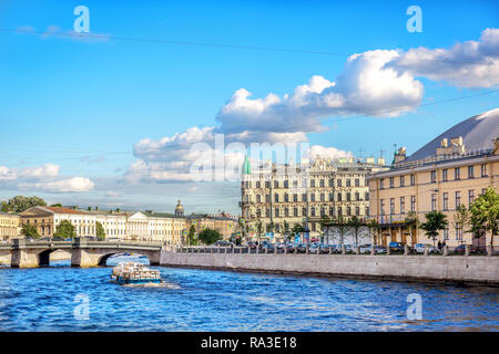 Sankt Petersburg, Russland - 8. Juni 2018 - ein Boot mit touristischen Navigation im Blue River in den Kanal von Sankt Petersburg in Russland Stockfoto
