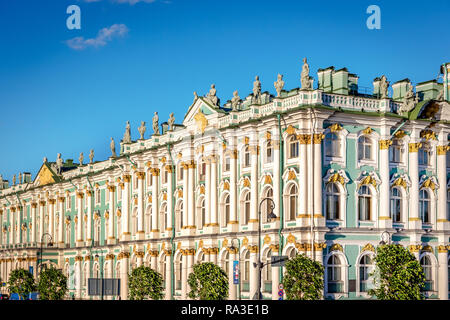 Sankt Petersburg, Russland - 8. Juni 2018 - Die herrliche Architektur der Eremitage in Sankt Petersburg in einem späten Nachmittag im Sommer Stockfoto