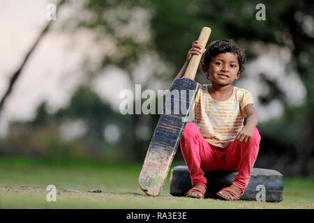 Indisches Mädchen Kind Kricket spielen Stockfoto