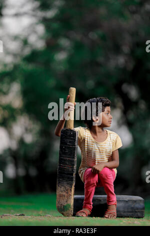 Indisches Mädchen Kind Kricket spielen Stockfoto