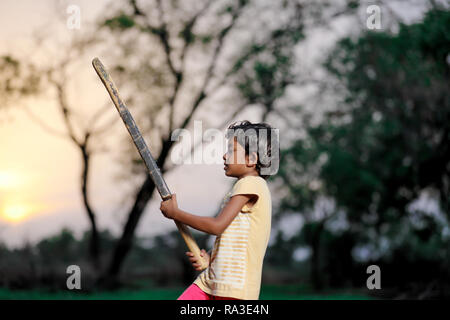 Indisches Mädchen Kind Kricket spielen Stockfoto