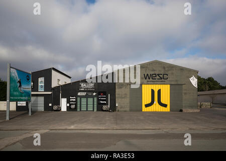 Geschlossen retail Surfshops in einem Gewerbegebiet im Südwesten Frankreichs. Stockfoto