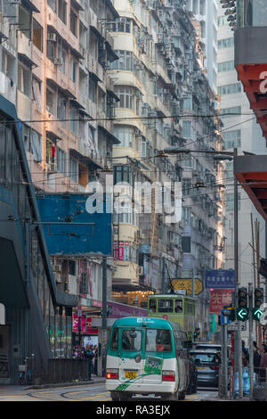 Geschäftige Percival Straße in Hong Kong Causeway Bay Trichter Straßenbahnen, Busse und Menschen in Richtung Leighton Straße Stockfoto