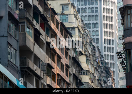 Heruntergekommene, dicht gepackt und moderne Apartment Blocks Linie Percival Straße in Causeway Bay auf Hong Kong Island Stockfoto