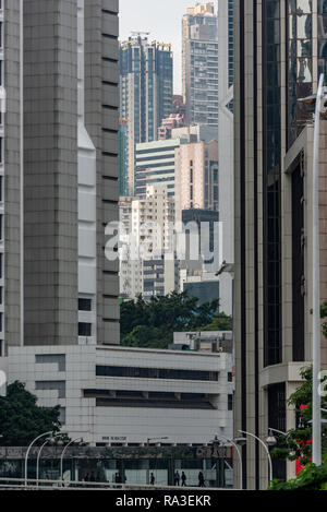 Tower blocks drängeln für Platz, da sie über dem Hong Kong High Court Gebäude am Queensway in Admiralty steigen. Stockfoto