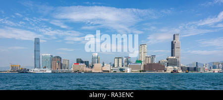 Ein Panorama der Skyline von Kowloon aus auf den Victoria Harbour in Hong Kong Stockfoto