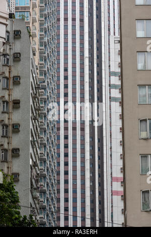 Wolkenkratzer zu verdrängen den Menschen und Verkehr in Wan Chai's Amoy Street. Stockfoto