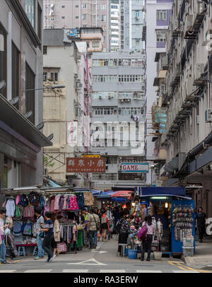 Einer der vielen bunten lokalen Märkte, die kleinen Gassen und Gänge wie in Hong Kong Wan Chai füllen. Stockfoto