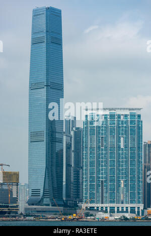 Das International Commerce Centre, Hong Kong's höchste Gebäude, ragt über den Victoria Harbour und die immer noch beeindruckend groß, Harbourside Turm 1. Stockfoto