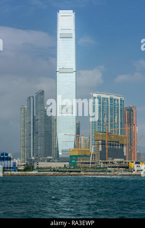 Hong Kong's höchste Gebäude, das International Commerce Centre, glitzert in der Sonne, denn es ragt über den Victoria Harbour Stockfoto