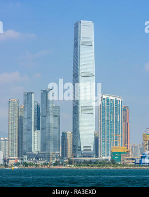 Hong Kong's höchste Gebäude, das International Commerce Centre, glitzert in der Sonne, denn es ragt über den Victoria Harbour Stockfoto