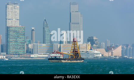 Ein gemeinsamer Blick auf Victoria Harbour und Hong Kong, Feuerzeuge sind weit verbreitete Containern zwischen Hochseeschiffe und Terminals zu transportieren. Stockfoto