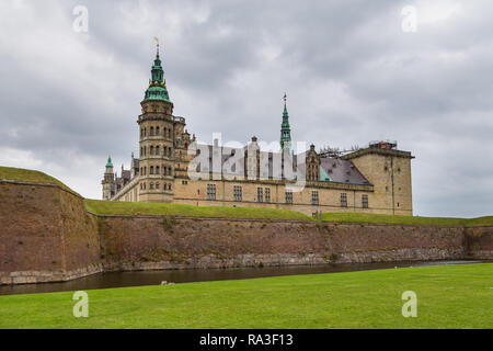 Helsingor, Dänemark - 30 August 2014: Blick auf Schloss Kronborg und Mauern. Schloss Kronborg, wichtigsten Renaissance palast im Norden Europas. Stockfoto