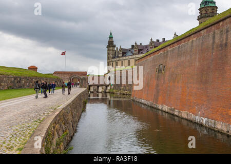 Helsingor, Dänemark - 30 August 2014: Blick auf Schloss Kronborg, Mauern und Fosse. Schloss Kronborg, wichtigsten Renaissance palast im Norden Stockfoto