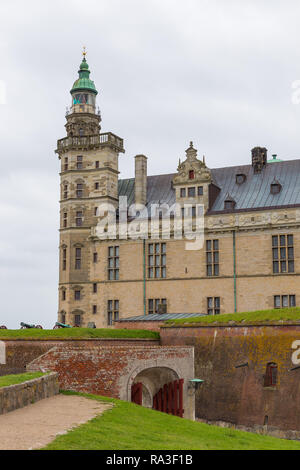 Helsingor, Dänemark - 30 August 2014: Blick auf Schloss Kronborg und Mauern. Schloss Kronborg, wichtigsten Renaissance palast im Norden Europas. Stockfoto