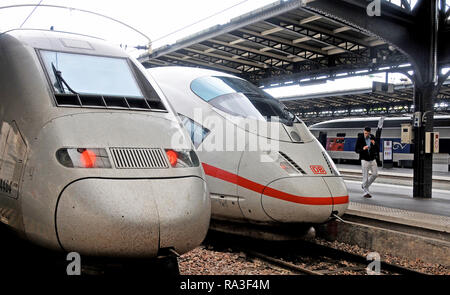 TGV- und ICE-Züge im Bahnhof Nord, Paris, Frankreich Stockfoto
