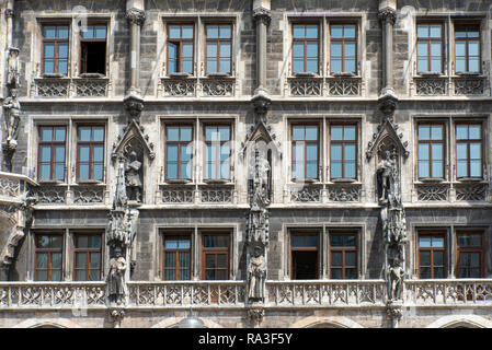 Detail der Fassade des Neuen Rathauses in München, Deutschland Stockfoto