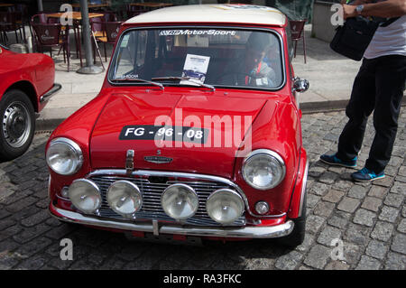 Red Mini Cooper und Treiber. Stockfoto