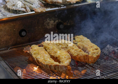 Meeresfrüchte auf ein Gitter in einem Street Market Stockfoto