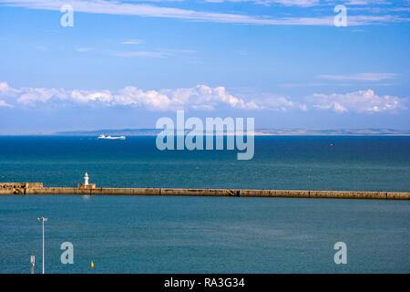 Die französische Küste, zwischen Calais und Dover Boulogne mit Hafen Anlegestelle im Vordergrund, von Dover Castle gesehen. Beliebte Cross Channel migrant Route. Stockfoto