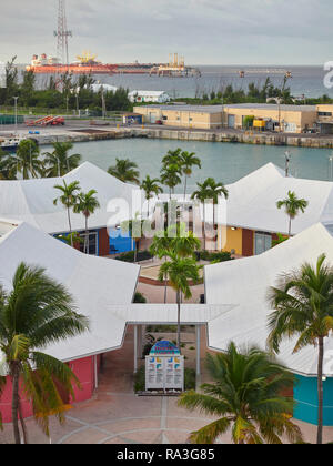 Eingang zu Freeport Shopping Center am Hafen auf Grand Bahama, Bahamas, Karibik. Am frühen Morgen im November 2018. Stockfoto