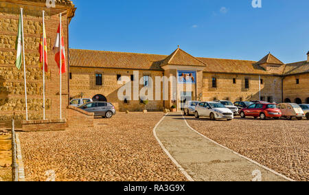 CARMONA SPANIEN HOF UND PARKPLATZ FÜR DAS PARADOR oder Alcázar de Arriba Stockfoto