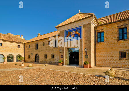CARMONA SPANIEN INNENHOF UND DIE TÜR ZUM PARADOR oder Alcázar de Arriba Stockfoto