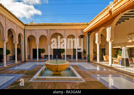 CARMONA SPANIEN INNENHOF UND DENKMAL SCHÜSSEL GEFORMTE BRUNNEN DER PARADOR oder Alcázar de Arriba Stockfoto