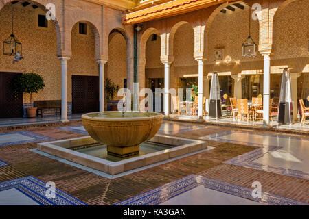 CARMONA SPANIEN INNENHOF UND MEMORIAL SCHÜSSEL GEFORMTE BRUNNEN DER PARADOR oder Alcázar de Arriba Stockfoto