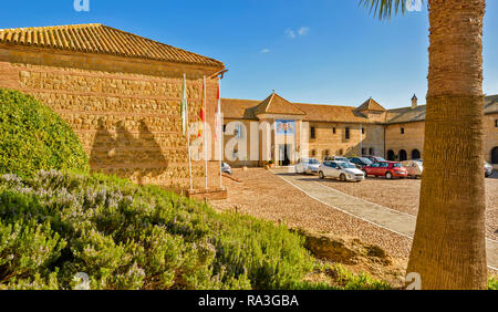 CARMONA SPANIEN DEN HOF UND PARKPLATZ FÜR DAS PARADOR oder Alcázar de Arriba Stockfoto
