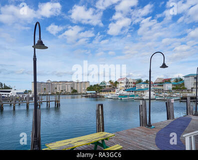 Mit Blick auf die Marina am Sport Angeln Boote in Port Lucaya auf Grand Bahama in der Karibik auf einem frühen Morgen im November. Stockfoto