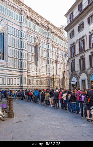 Touristen in der Warteschlange an der Kathedrale Santa Maria del Fiore in Florenz warten Stockfoto