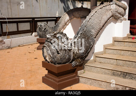 Mom mythische Tier statue Lanna Stil auf der Treppe zum Eingang der ubosot am Wat Phra That Doi Tung Tempel in Chiang Rai, Thailand Stockfoto