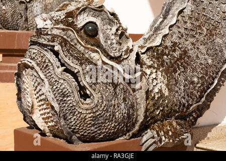 Mom mythische Tier statue Lanna Stil auf der Treppe zum Eingang der ubosot am Wat Phra That Doi Tung Tempel in Chiang Rai, Thailand Stockfoto