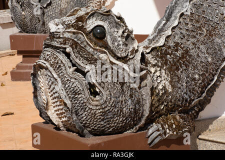 Mom mythische Tier statue Lanna Stil auf der Treppe zum Eingang der ubosot am Wat Phra That Doi Tung Tempel in Chiang Rai, Thailand Stockfoto