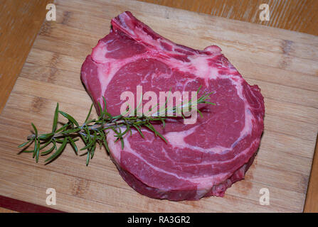 Raw Prime Rib von Rindfleisch auf ein Holzbrett Stockfoto