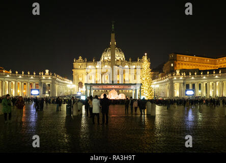 Rom (Italien) - Die St. Peter im Vatikan mit der Kuppel während der Weihnachtsferien. Hier insbesondere die Krippe und Weihnachtsbaum Stockfoto