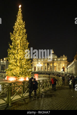 Rom (Italien) - Die St. Peter im Vatikan mit der Kuppel während der Weihnachtsferien. Hier insbesondere die Krippe und Weihnachtsbaum Stockfoto