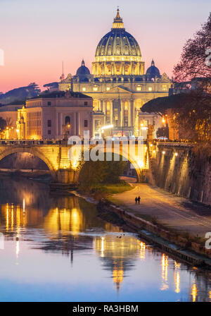 Rom (Italien) - Die St. Peter im Vatikan mit der Kuppel während der Weihnachtsferien. Hier insbesondere die Krippe und Weihnachtsbaum Stockfoto