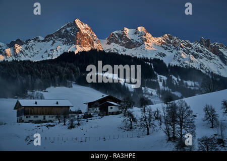 Das Bergmassiv Hochkönig in der Morgensonne, Österreich Stockfoto