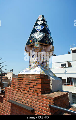 Bunten Obelisken auf dem Dach des Güell Palast, der von Antoni Gaudi, Barcelona, Spanien konzipiert Stockfoto