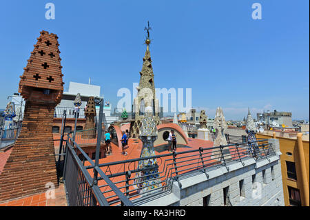 Bunten Obelisken auf dem Dach des Güell Palast, der von Antoni Gaudi, Barcelona, Spanien konzipiert Stockfoto