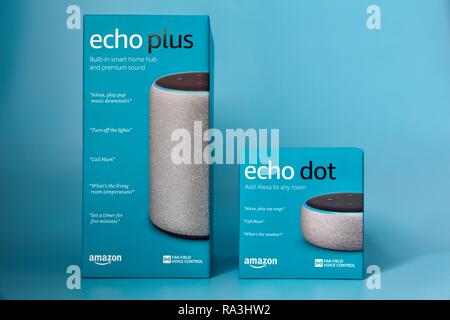 2. Echo Plus und der 3. Generation Echo Dot Stockfoto